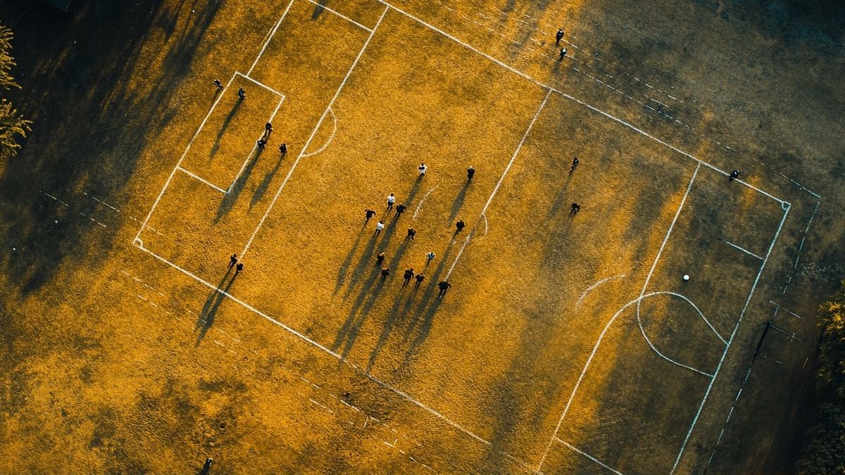 Ailiers au football : maîtriser le jeu sur les flancs